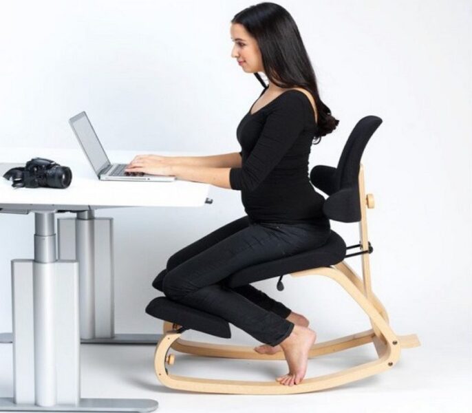 Siège à genoux ou chaise ergonomique : Tout ce que vous devez savoir (